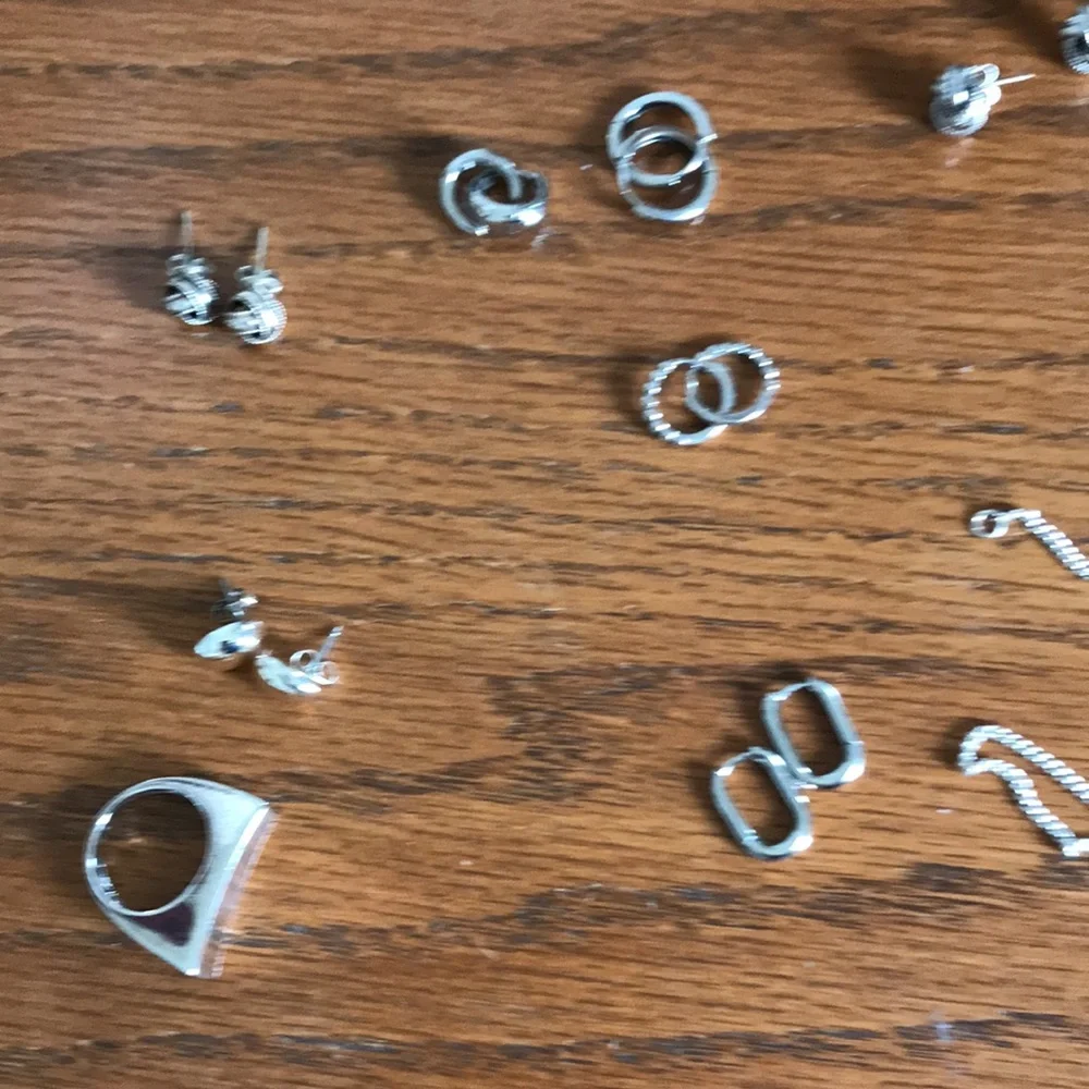 Assorted chains, earrings and ring - Picture 3 of 11